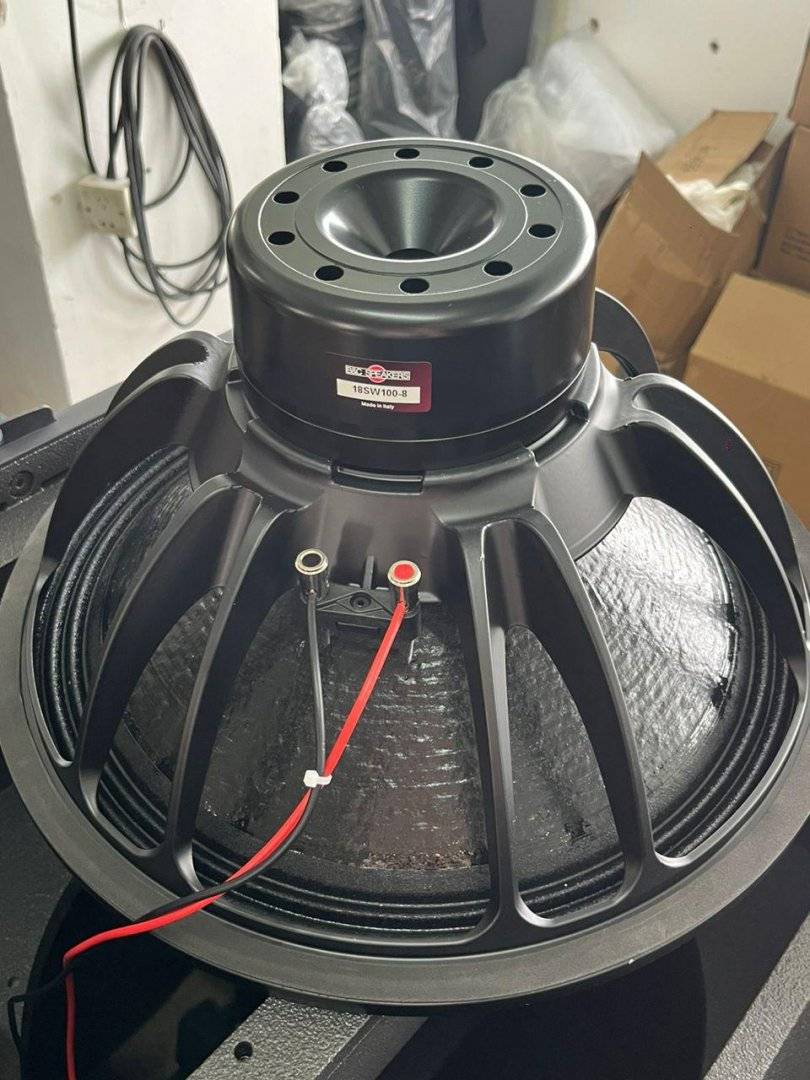 SB18 Subwoofer pasiv 1200 W Echipat cu difuzor B&C 18SW100-8