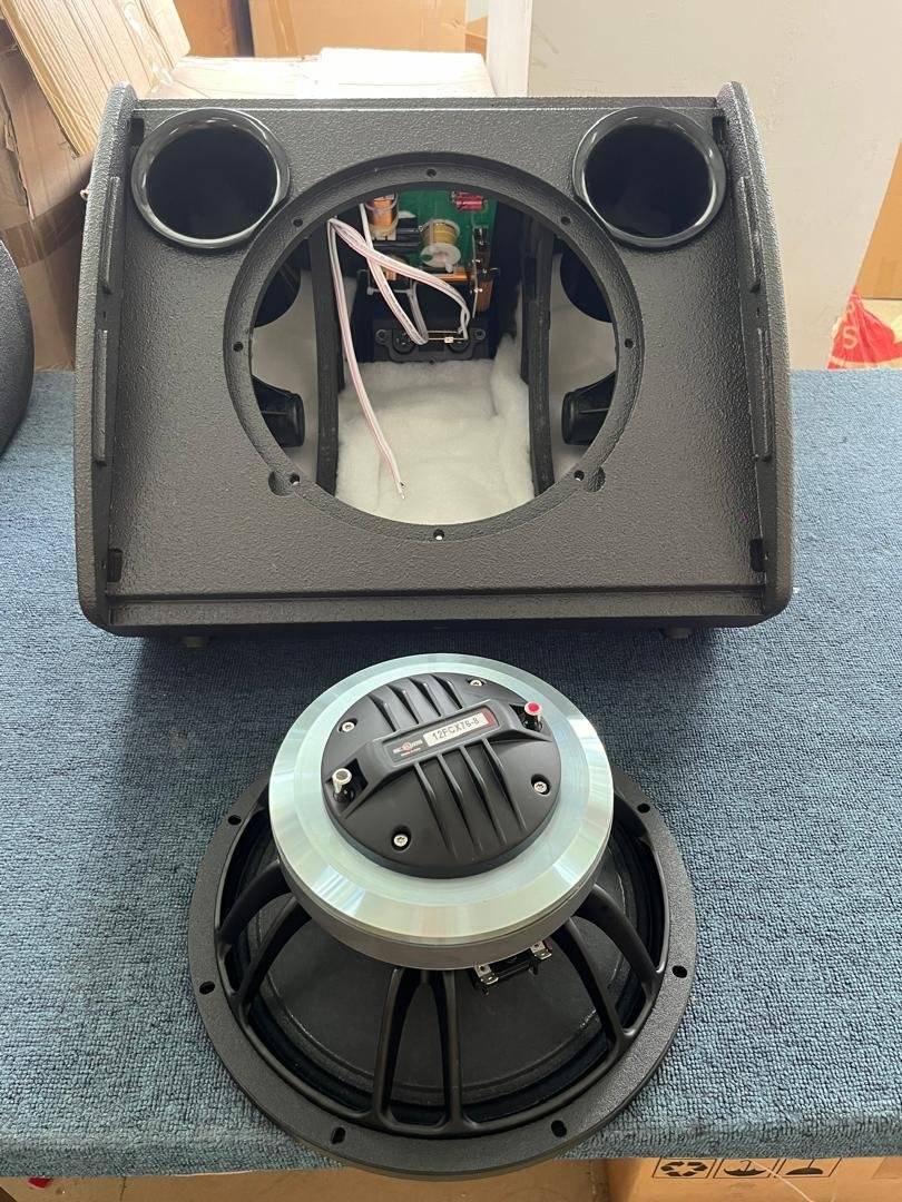 X12 Monitor pasiv 12 coaxial 700 W echipat cu difuzor coaxial B&C 12FCX76-8